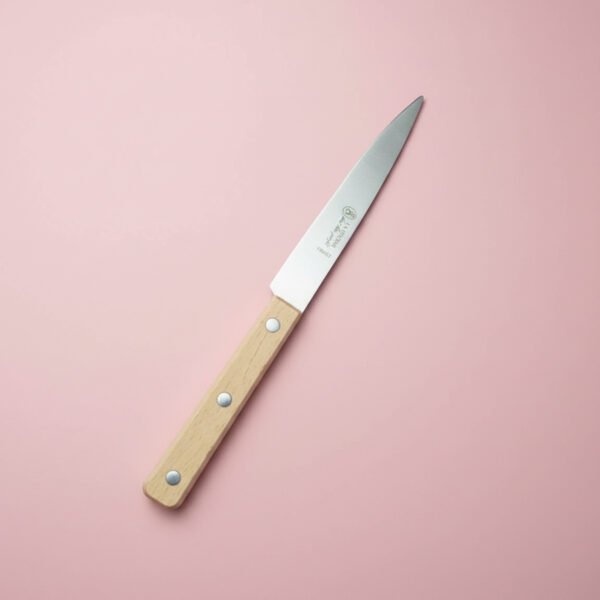 couteau de coutellerie double usage. Il permet de découper les aliments en cuisine, comme le steak à table.